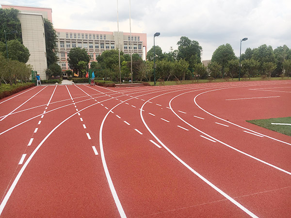 怎么防止塑膠跑道打滑？塑膠跑道出現(xiàn)色差的原因