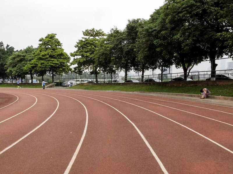 在塑膠跑道上咋跑步？技巧分享！