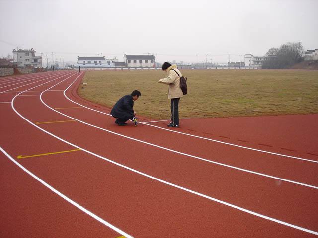 塑膠跑道如何清洗？
